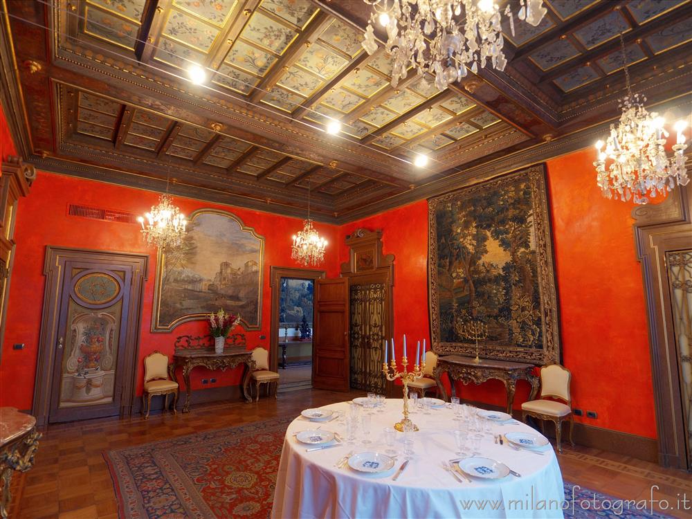 Milan (Italy) - Residenza Vignale - red hall
